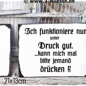 Könnte beinhalten: Schwarz-weißes Schild mit dem Text "Ich funktioniere nur unter Druck gut...kann mich mal bitte jemand drücken!?" Das Schild ist 21 cm x 13 cm groß.