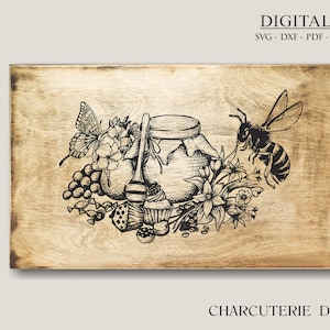 Può includere: Illustrazione in bianco e nero a linea di un barattolo di miele, un'ape, una farfalla e fiori. Il design è su uno sfondo di legno.