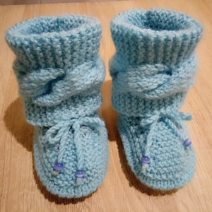 Baby booties size 12 cm, for ages 0 to 6 months.