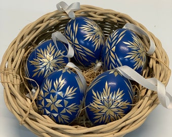 Blauw stro, echte kippenpaaseieren - Handgemaakte Slavische eierkunst - Paaseidecoraties - Handgeschilderde paaseieren - Uniek prachtig decor