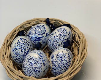 Blue Zwiebel Easter Egg – Hand-Painted Floral Ornament