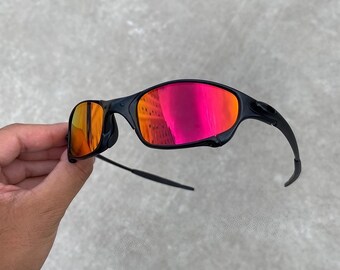 X-metal Juliet De Oakley Com Lentes Do Rubi Foto de Stock - Imagem