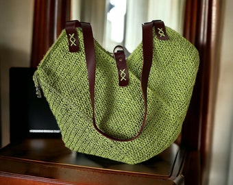 Die Grüne Sommertasche ist eine handgefertigte gehäkelte Raffia Tasche, perfekt für den Sommer.