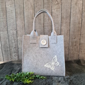 Filztasche mit Knopfverschluß,  Schmetterling, Filzshopper, Handtasche, Shopper Damen,  Bürotasche hellgrau, Geschenk für sie