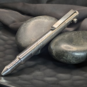 Stylo en acier damas fait main, stylo damas forgé à la main, stylo en acier damas, stylo en acier damas avec une recharge supplémentaire - unique en son genre - Unique