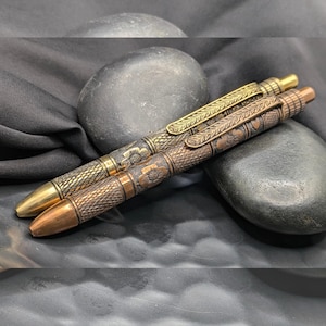 Handgefertigter Schraubstift aus Kupfer und Messing mit aufwendiger Gravur.-Ein perfekter Begleiter für alle, die Kunstobjekte schätzen