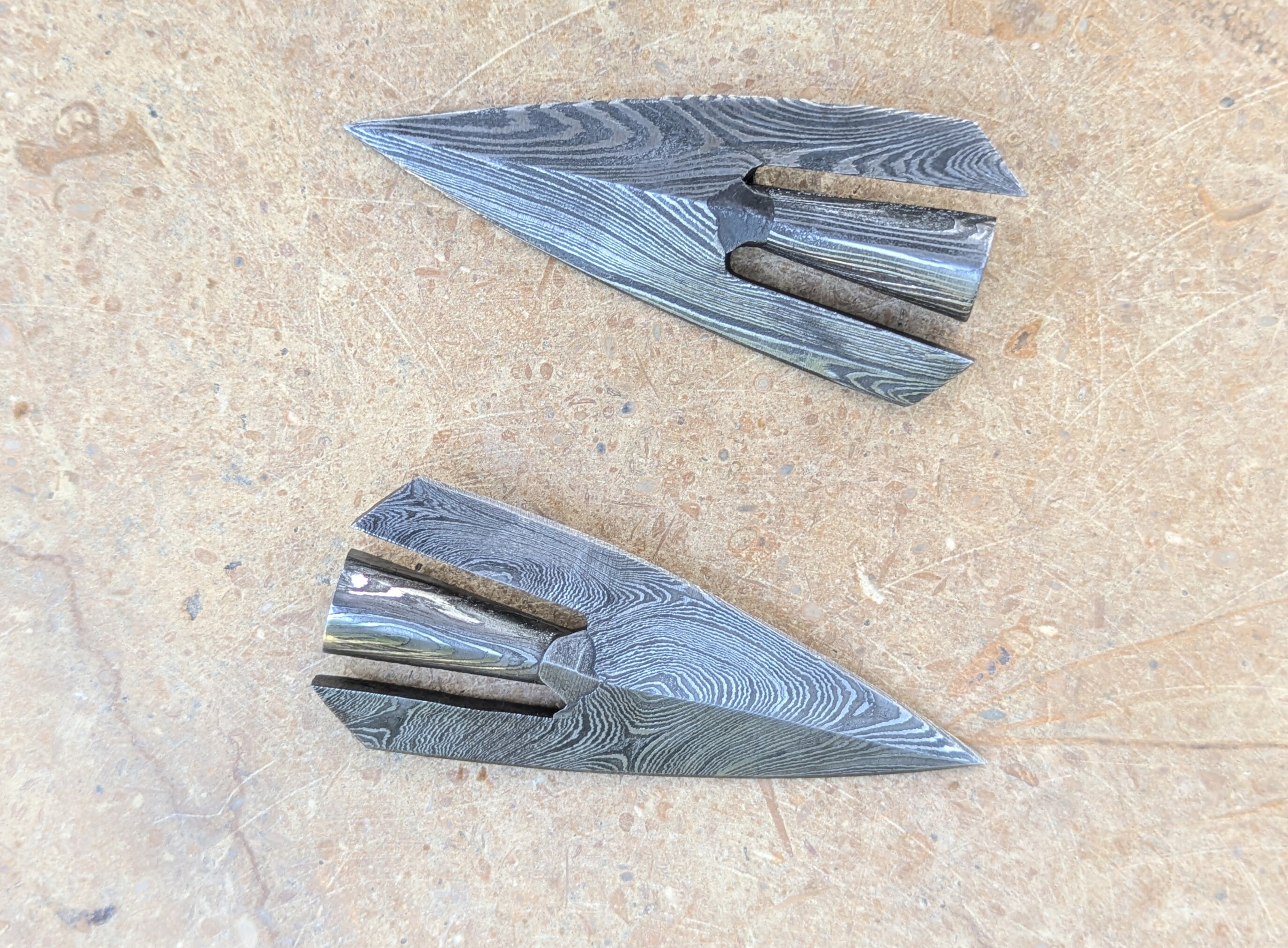 7 pointes de flèches néolithiques silex et quartzite Tête de flèche