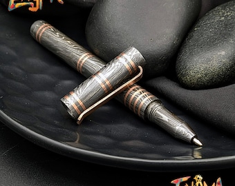 Stylo à bille fait main en acier damas - incrustation de cuivre, texture volcanique