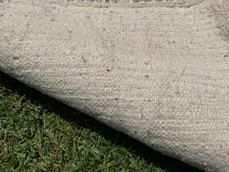 Alfombra Beni Ourain, de lana marroquí anudada a mano, color marfil con formas geométricas azules. imagen 4