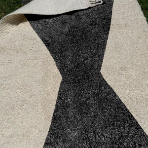 Beni Ourain Rug, Hand-Knotted Moroccan Wool, Ivory with Black Hourglass Design imagen 4