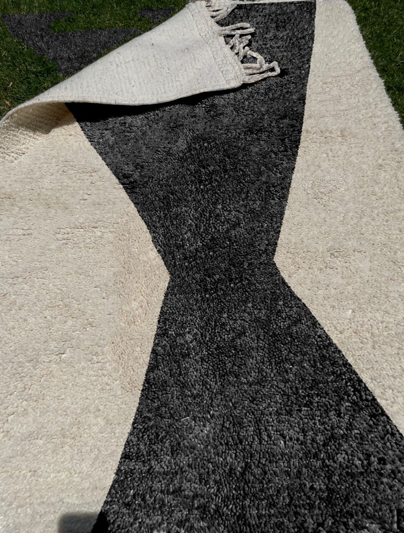 Beni Ourain Rug, Hand-Knotted Moroccan Wool, Ivory with Black Hourglass Design imagen 4
