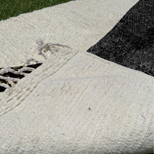 Beni Ourain Rug, Hand-Knotted Moroccan Wool, Ivory with Black Hourglass Design imagen 5