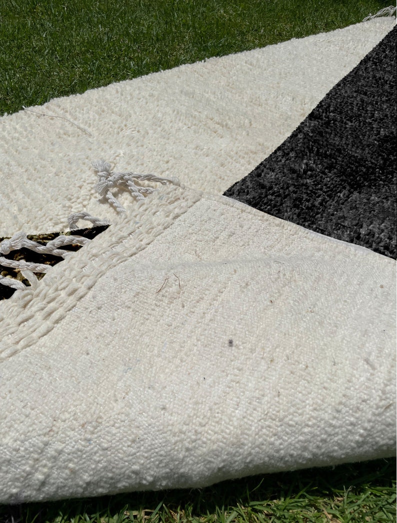 Beni Ourain Rug, Hand-Knotted Moroccan Wool, Ivory with Black Hourglass Design imagen 5