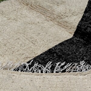 Beni Ourain Rug, Hand-Knotted Moroccan Wool, Ivory with Black Hourglass Design imagen 3
