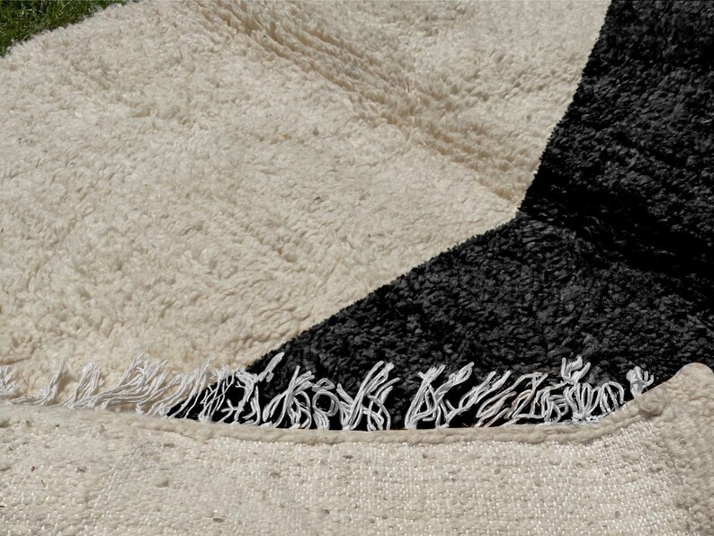 Beni Ourain Rug, Hand-Knotted Moroccan Wool, Ivory with Black Hourglass Design imagen 3