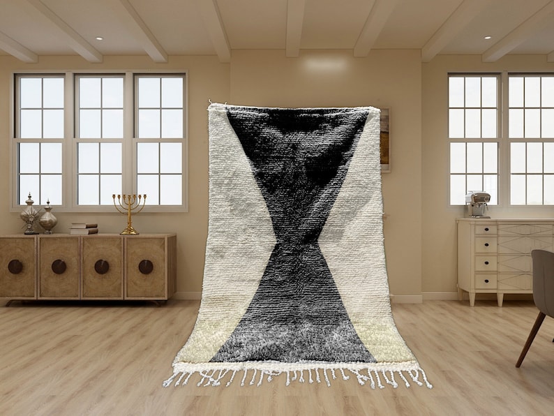 Beni Ourain Rug, Hand-Knotted Moroccan Wool, Ivory with Black Hourglass Design imagen 1