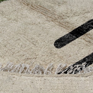 Beni Ourain-matta, handknuten marockansk ull, elfenben med svart berbersymbol bild 4