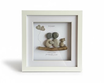 Einzigartiges, personalisiertes Verlobungsgeschenk für Paare. Kieselsteinbild eines Paares mit Hund.