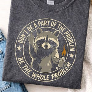 Waschbär T-Shirt Lustig - Sei das ganze Problem - Trash Panda Shirt mit Mittelfinger - Sarcastic Raccoon Tee - Geschenk für Freunde & Humor