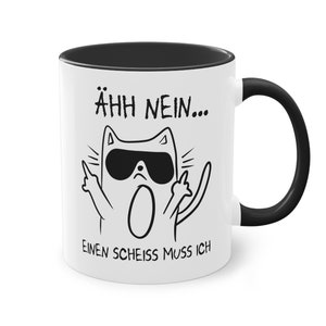 Può includere: Tazza da caffè in ceramica bianca con bordo e manico neri. La tazza presenta un'illustrazione in bianco e nero di un gatto con occhiali da sole e che fa un gesto con la mano. Il testo "ÄHH NEIN... EINEN SCHEISS MUSS ICH" è stampato sulla tazza.