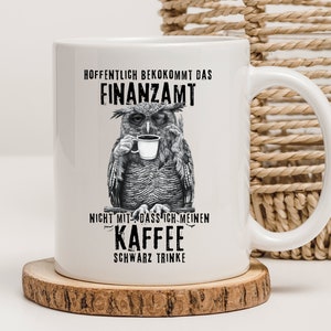 Puede incluir: Taza de caf&eacute; de cer&aacute;mica blanca con una ilustraci&oacute;n en blanco y negro de un b&uacute;ho sosteniendo una taza de caf&eacute;. La taza tiene texto en alem&aacute;n: "Espero que a la oficina de impuestos no le importe que beba mi caf&eacute; solo."