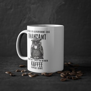 Weiße Tasse mit Eule, für Finanzbeamte: Hoffentlich bekommt das Finanzamt nicht mit das ich meinen Kaffee schwarz trinke.