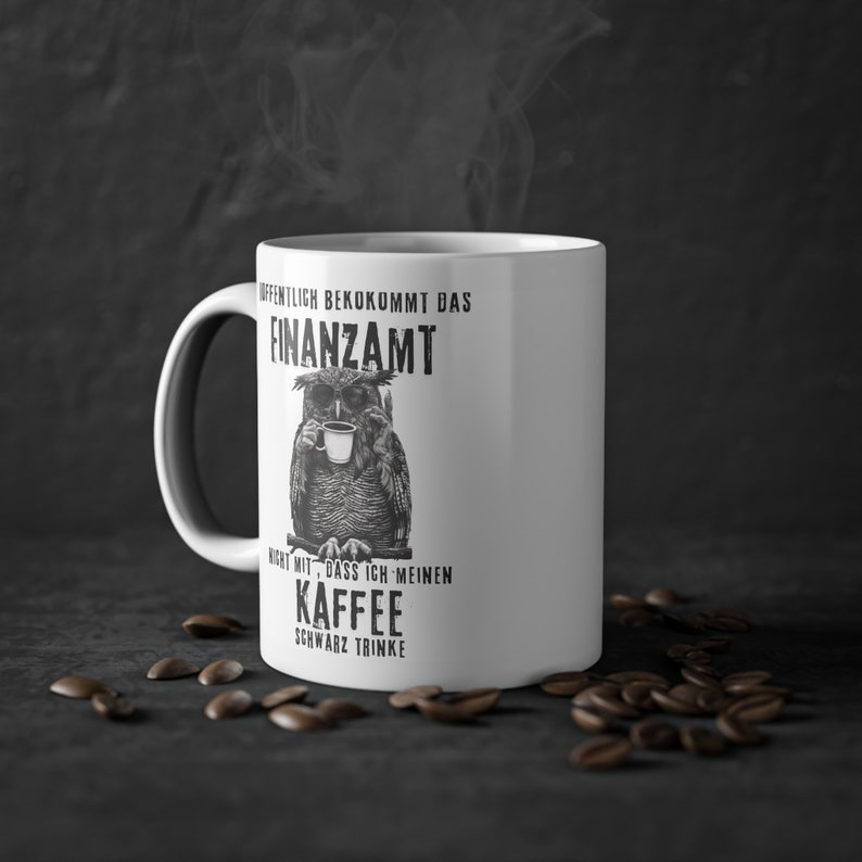 Weiße Tasse mit Eule, für Finanzbeamte: Hoffentlich bekommt das Finanzamt nicht mit das ich meinen Kaffee schwarz trinke.