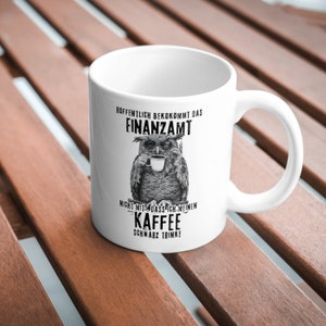 Weiße Tasse mit Eule, für Finanzbeamte: Hoffentlich bekommt das Finanzamt nicht mit das ich meinen Kaffee schwarz trinke.
