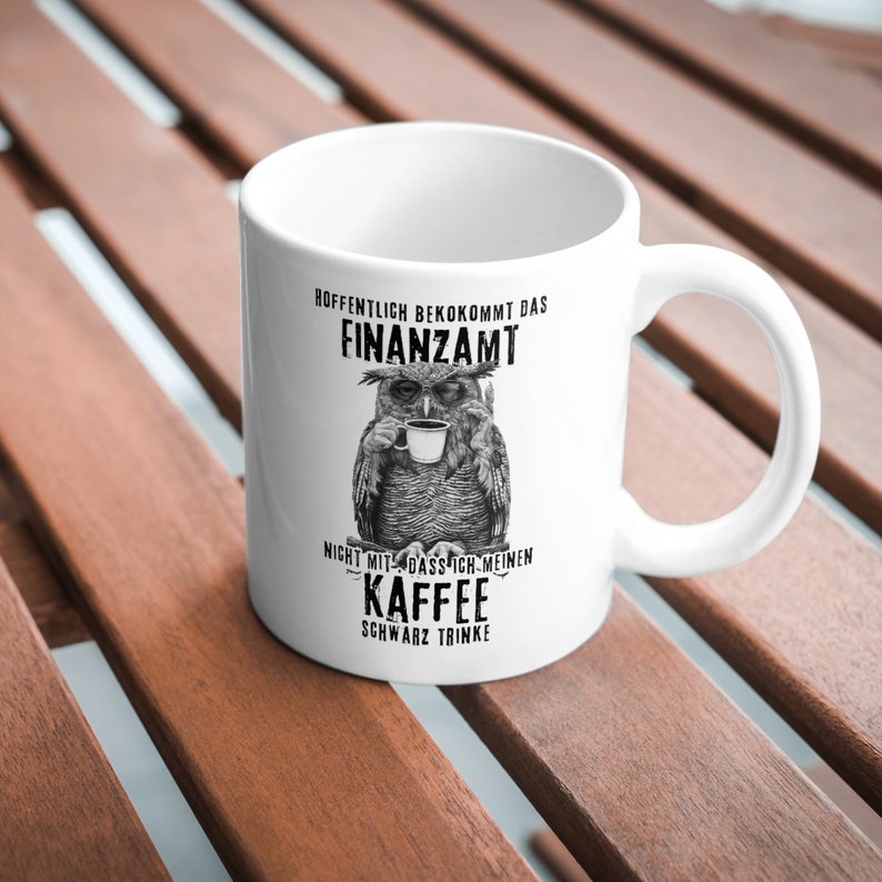 Weiße Tasse mit Eule, für Finanzbeamte: Hoffentlich bekommt das Finanzamt nicht mit das ich meinen Kaffee schwarz trinke.