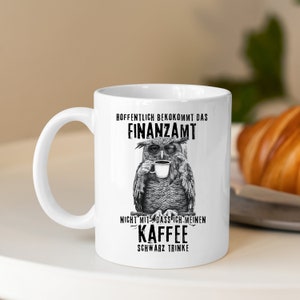 Weiße Tasse mit Eule, für Finanzbeamte: Hoffentlich bekommt das Finanzamt nicht mit das ich meinen Kaffee schwarz trinke.