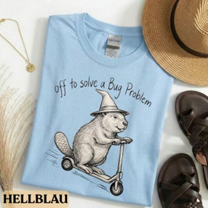 Informatik Biber T-Shirt - Off to solve a Bug Problem Shirt - Lustiges Programmierer Geschenk | IT Nerd Humor | Debugging