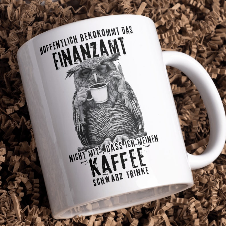 Weiße Tasse mit Eule, für Finanzbeamte: Hoffentlich bekommt das Finanzamt nicht mit das ich meinen Kaffee schwarz trinke.