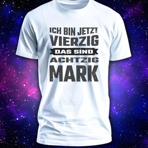 Peut inclure: T-shirt blanc avec le texte allemand "ICH BIN JETZT VIERZIG DAS SIND ACHTZIG MARK" en gris foncé. Le t-shirt a un col rond et des manches courtes. Le fond est un motif de galaxie violet et bleu.