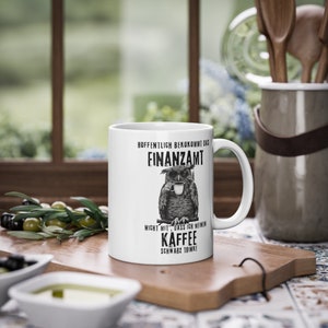 Weiße Tasse mit Eule, für Finanzbeamte: Hoffentlich bekommt das Finanzamt nicht mit das ich meinen Kaffee schwarz trinke.