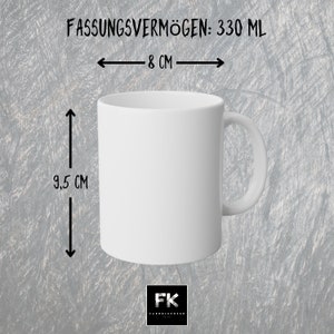 Puede incluir: Una taza de cer&aacute;mica blanca con una capacidad de 330 ml, 9,5 cm de alto y 8 cm de ancho. La taza tiene un asa y el texto "FASSUNGSVERM&Ouml;GEN: 330 ML". El logotipo "FK FABRIKLIEBE" est&aacute; en la parte inferior.
