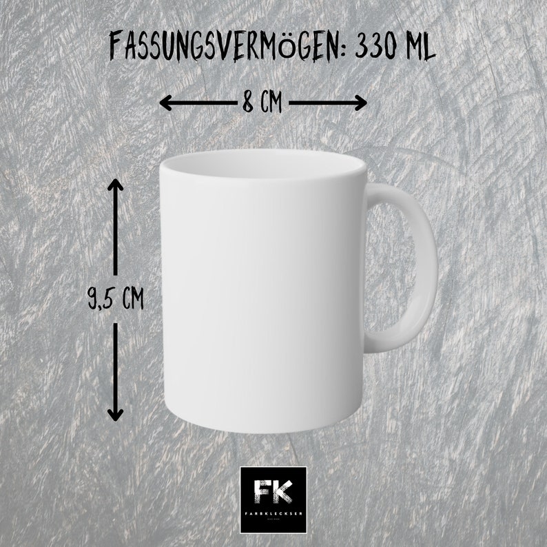 Puede incluir: Una taza de cer&aacute;mica blanca con una capacidad de 330 ml, 9,5 cm de alto y 8 cm de ancho. La taza tiene un asa y el texto "FASSUNGSVERM&Ouml;GEN: 330 ML". El logotipo "FK FABRIKLIEBE" est&aacute; en la parte inferior.