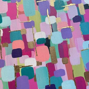 Peut inclure: Peinture d'art abstrait avec un design color&eacute;. L'&oelig;uvre pr&eacute;sente un m&eacute;lange de formes rectangulaires en rose, violet, sarcelle et des accents dor&eacute;s. La peinture est encadr&eacute;e dans un cadre dor&eacute;.