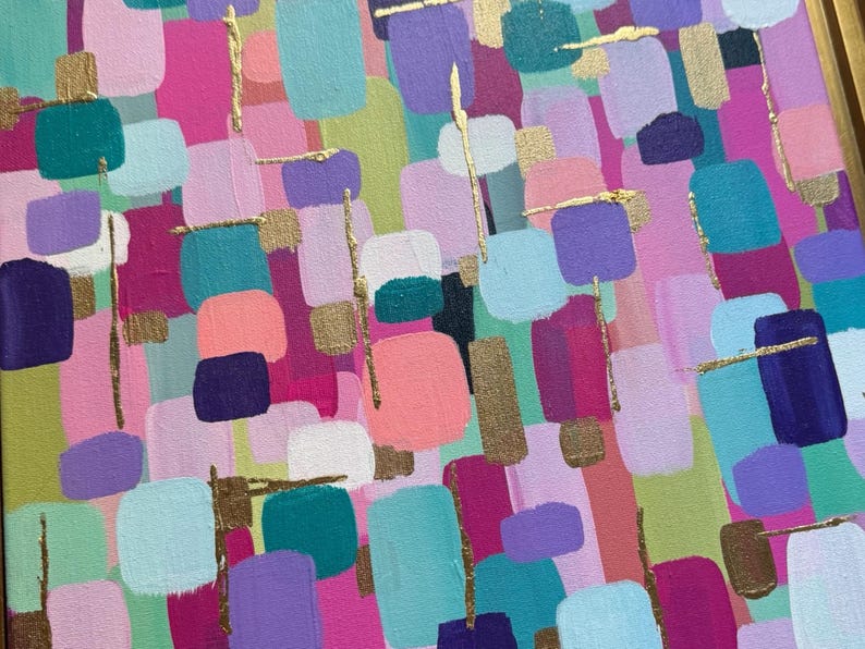 Peut inclure: Peinture d'art abstrait avec un design color&eacute;. L'&oelig;uvre pr&eacute;sente un m&eacute;lange de formes rectangulaires en rose, violet, sarcelle et des accents dor&eacute;s. La peinture est encadr&eacute;e dans un cadre dor&eacute;.