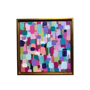 Peut inclure: Peinture abstraite encadr&eacute;e d'or. L'&oelig;uvre pr&eacute;sente une composition color&eacute;e de formes rectangulaires dans des tons de rose, de violet, de turquoise et de vert, avec des touches dor&eacute;es. La peinture est de forme carr&eacute;e.