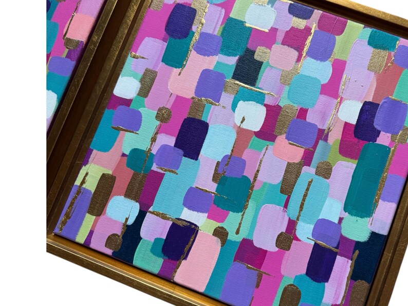 Peut inclure: Peinture d'art abstrait avec un cadre dor&eacute;. L'&oelig;uvre pr&eacute;sente un motif color&eacute; de coups de pinceau dans des tons de rose, de violet, de sarcelle et d'or. La peinture est carr&eacute;e et semble &ecirc;tre sur toile.