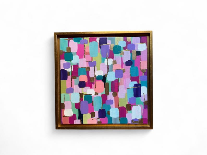 Peut inclure: Peinture abstraite carr&eacute;e avec un cadre dor&eacute;. L'&oelig;uvre pr&eacute;sente un arrangement color&eacute; de formes rectangulaires dans des tons de rose, de violet, de sarcelle et d'or. La peinture est mont&eacute;e sur un fond blanc.