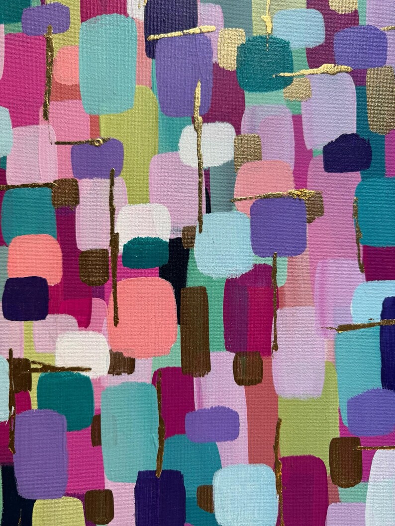 Peut inclure: Peinture abstraite sur toile &agrave; la texture visible. L'&oelig;uvre pr&eacute;sente un m&eacute;lange vibrant de couleurs, notamment du rose, du turquoise, du violet et de l'or. Le design se compose de formes rectangulaires superpos&eacute;es et d'accents dor&eacute;s, cr&eacute;ant une composition moderne et color&eacute;e.
