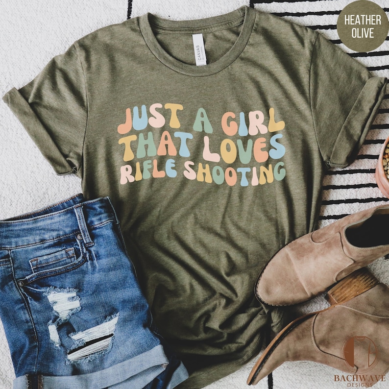 Camiseta "Just A Girl Who Loves Rifle Shooting", camiseta retro de tiro para mujer, regalo para entusiastas de las armas, top informal, regalo genial para mamá, vintage imagen 4