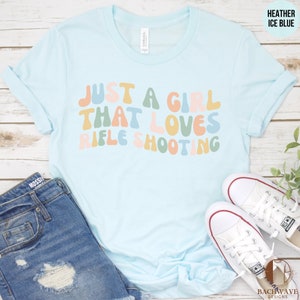 Camiseta "Just A Girl Who Loves Rifle Shooting", camiseta retro de tiro para mujer, regalo para entusiastas de las armas, top informal, regalo genial para mamá, vintage imagen 5