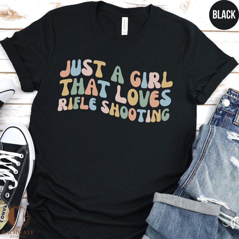 Camiseta "Just A Girl Who Loves Rifle Shooting", camiseta retro de tiro para mujer, regalo para entusiastas de las armas, top informal, regalo genial para mamá, vintage imagen 2
