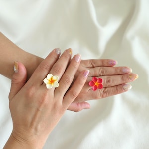 Plumeria Ring – Handgemachter Statement-Ring mit tropischer Blume | Verstellbar | Edelstahl vergoldet | Blumenring