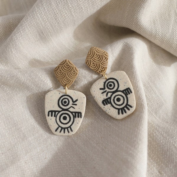 Aztec Earrings aus Polymer Ton, Leichte hängende Ohrringe aus Fimo® , Boho Schmuck in Neutralen Farben, Ohrringe mit mexikanischer Adler