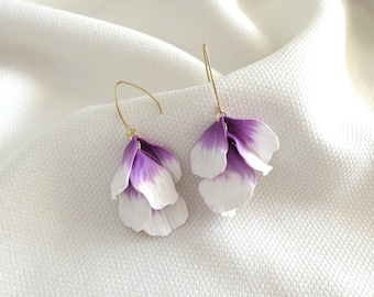 Boucles d'oreilles magnolia printanières : Boucles d'oreilles fleurs faites à la main en violet et rouge - Splendeur florale réaliste pour une touche de proximité avec la nature