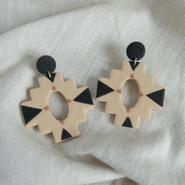 Aztec Earrings aus Polymer Ton, Leichte hängende Ohrringe aus Fimo® , Boho Schmuck in Neutralen Farben, Aztekenförmige Ohrringe in Erdtöne