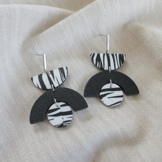 Pendientes patrón cebra hechos de Fimo. Pendientes patrón cebra hechos de Fimo.
